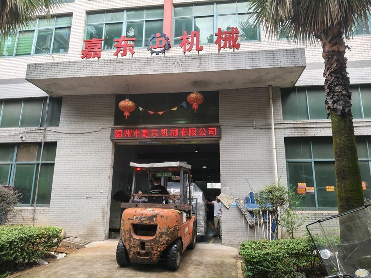 8868电子体育定制铝箔压纹分切一体机